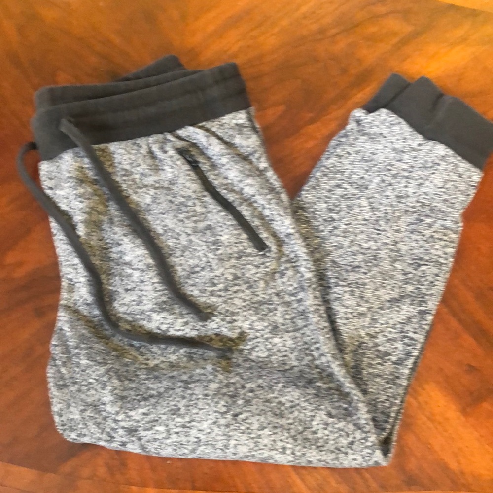 🌸good condition joggers no holes pet and smoke free home